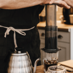 Devo comprar o AeroPress ou o AeroPress Go?