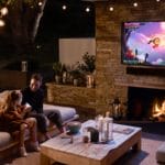 El televisor y la barra de sonido más recientes de Samsung se ven bien, incluso bajo la lluvia