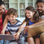 Spara på nödvändigheter online med dessa webbaserade familjeplaner