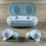 Настоящие беспроводные наушники Galaxy Buds+ от Samsung получили большую зарядку батареи