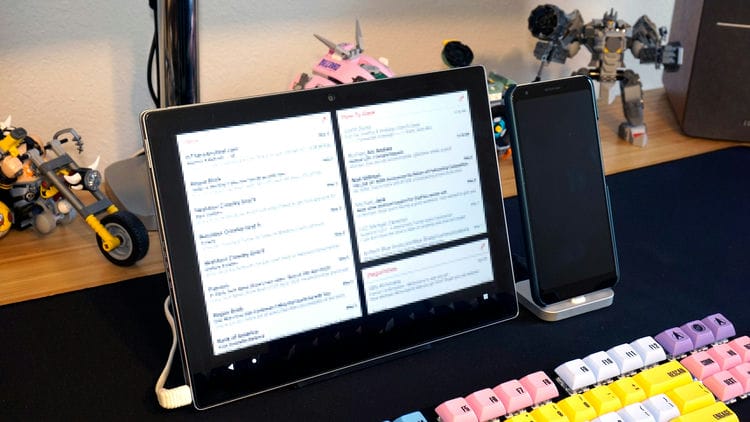 La configurazione del lavoro da casa di Michael: l'eccesso di scrivania con tre monitor