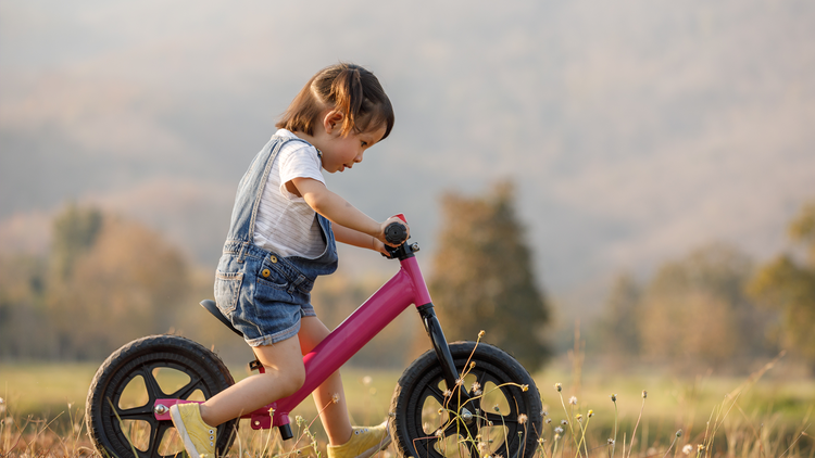 Пропустіть тренувальні колеса та почніть свою дитину їздити на велосипеді